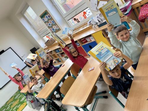 Prvňáčci a druháčci v knihovně v Leskovci a jejich velká oslava